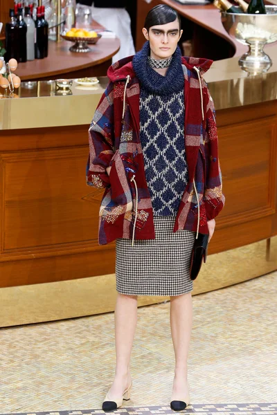 Look 16